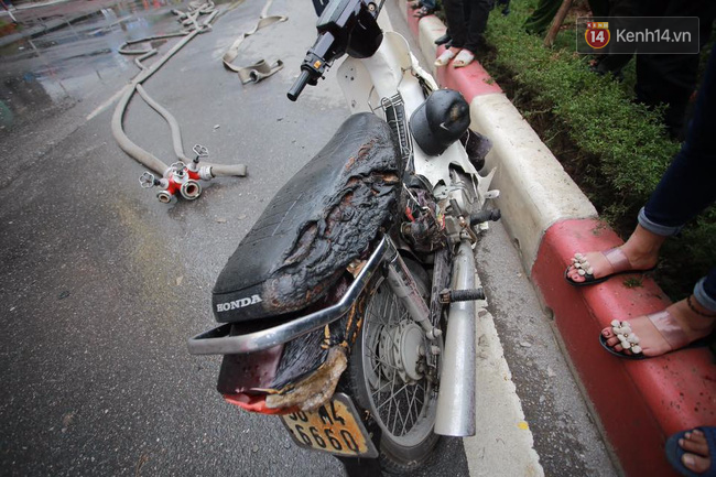 [ẢNH]: Bốn ngôi nhà, hàng chục xe máy bị thiêu rụi trong đám cháy dữ dội ở Hà Nội - Ảnh 16.