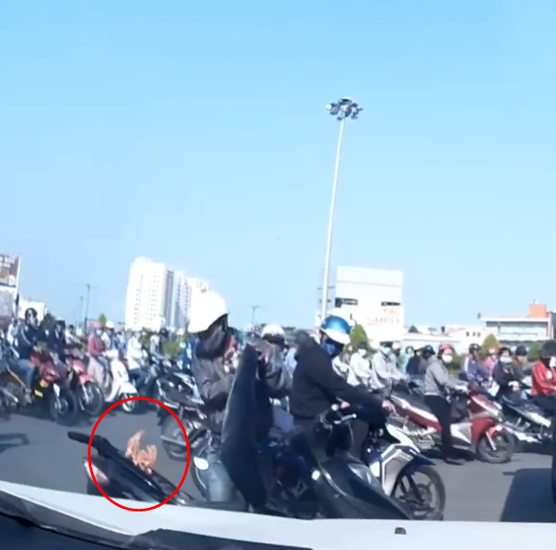 Xe m&aacute;y bỗng dưng bốc ch&aacute;y giữa c&aacute;i nắng 40 độ C ở S&agrave;i G&ograve;n - Ảnh 2.