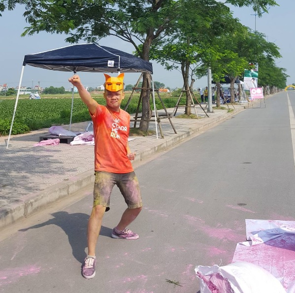 Có một đội quân áo đỏ trẻ-khỏe-trâu đằng sau mỗi Đường chạy Color Me Run - Ảnh 5.