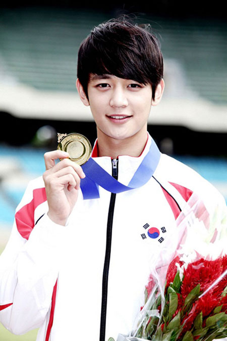 Bố nam thần Choi Minho là thầy mới của Xuân Trường - Ảnh 2.