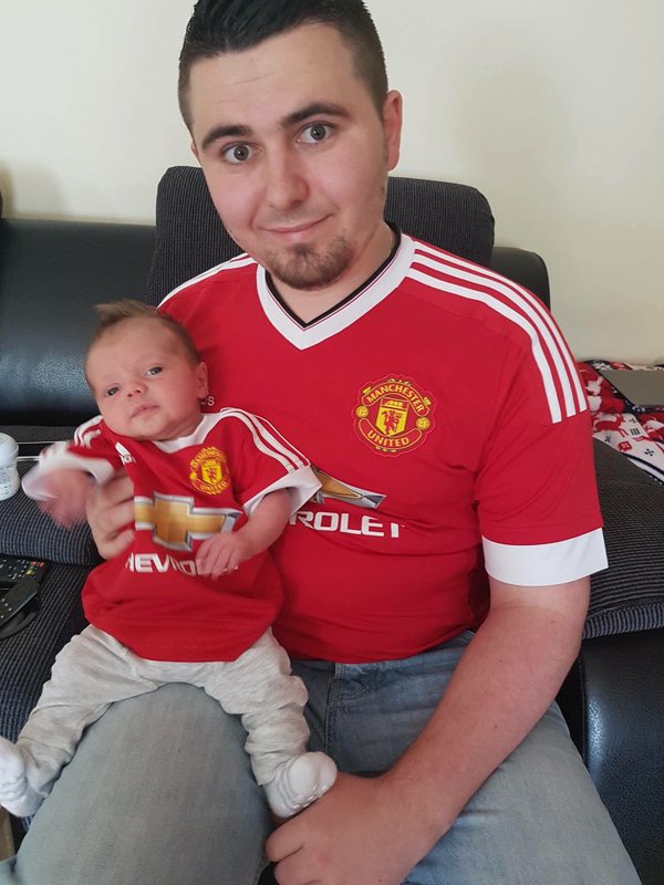 Bức thư x&uacute;c động của Luke Shaw gửi cặp vợ chồng fan MU c&oacute; con qua đời - Ảnh 3.