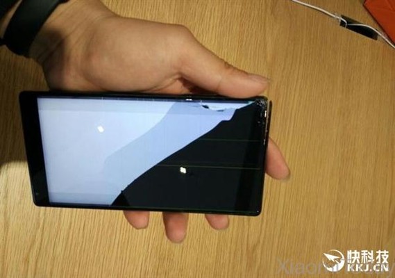 Đừng mong iPhone 8 có màn hình tràn cạnh, bởi nó sẽ mong manh dễ vỡ thế này đây - Ảnh 2.