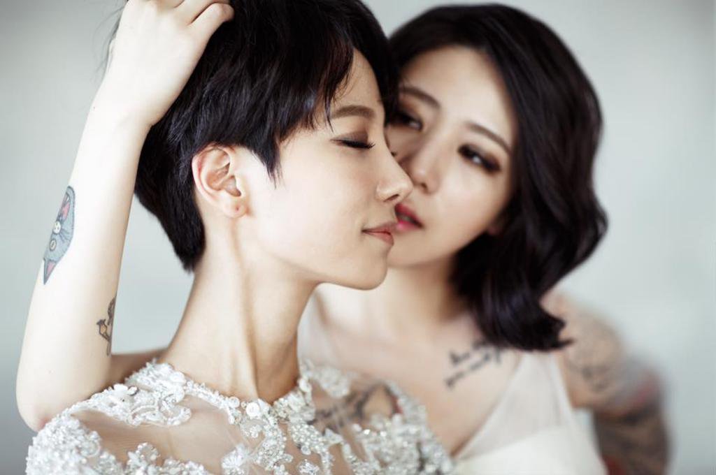 Lesbian японские. Лесбиан Кореан. Корейская лесбийская пара. Азиатки поцелуи. Красивая лесбийская свадьба.