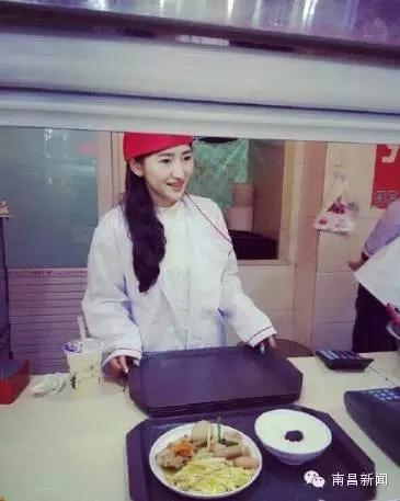 Cô gái Trung Quốc xinh đẹp này chính là nữ thần căng tin khiến dân mạng chao đảo - Ảnh 1.