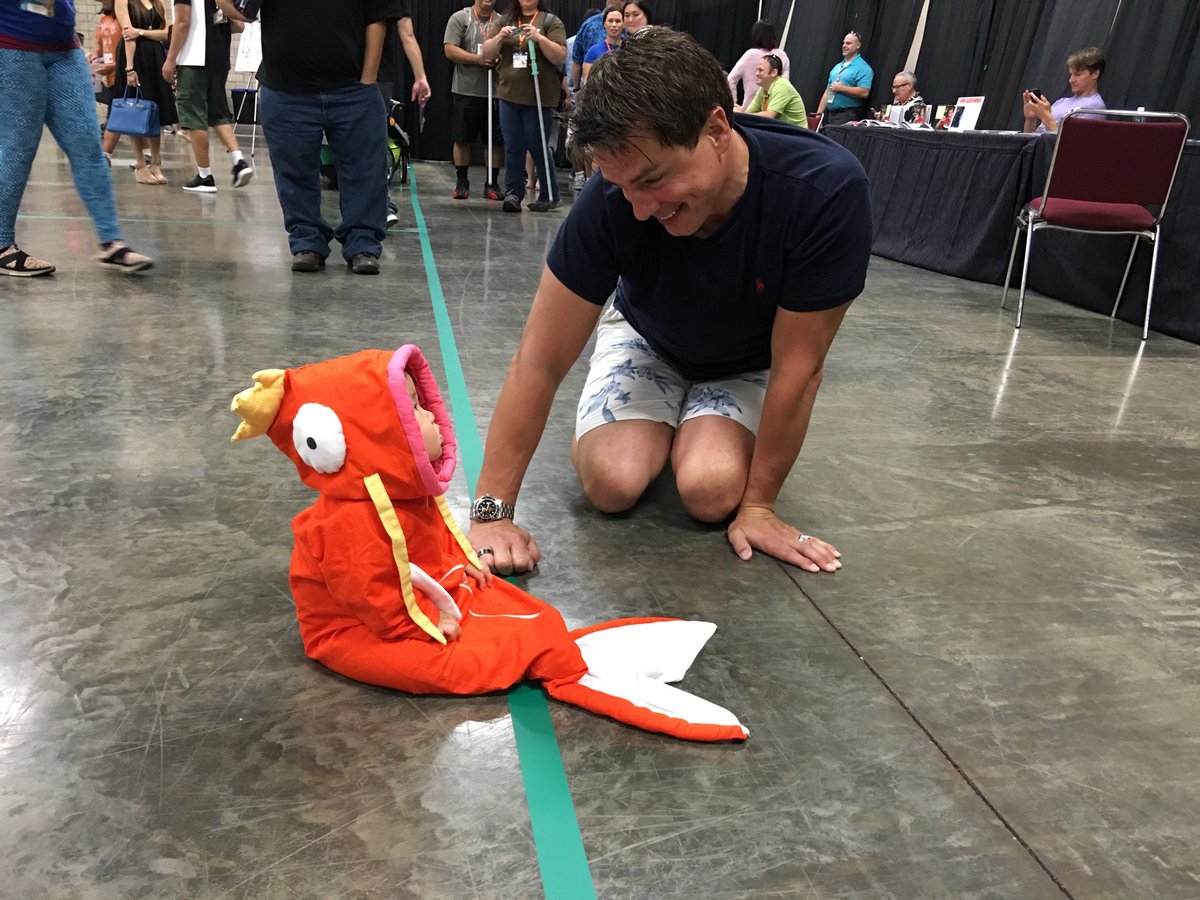 Forget No Face, because there's a baby with a super cute Magikarp cosplay!  - Photo 3.