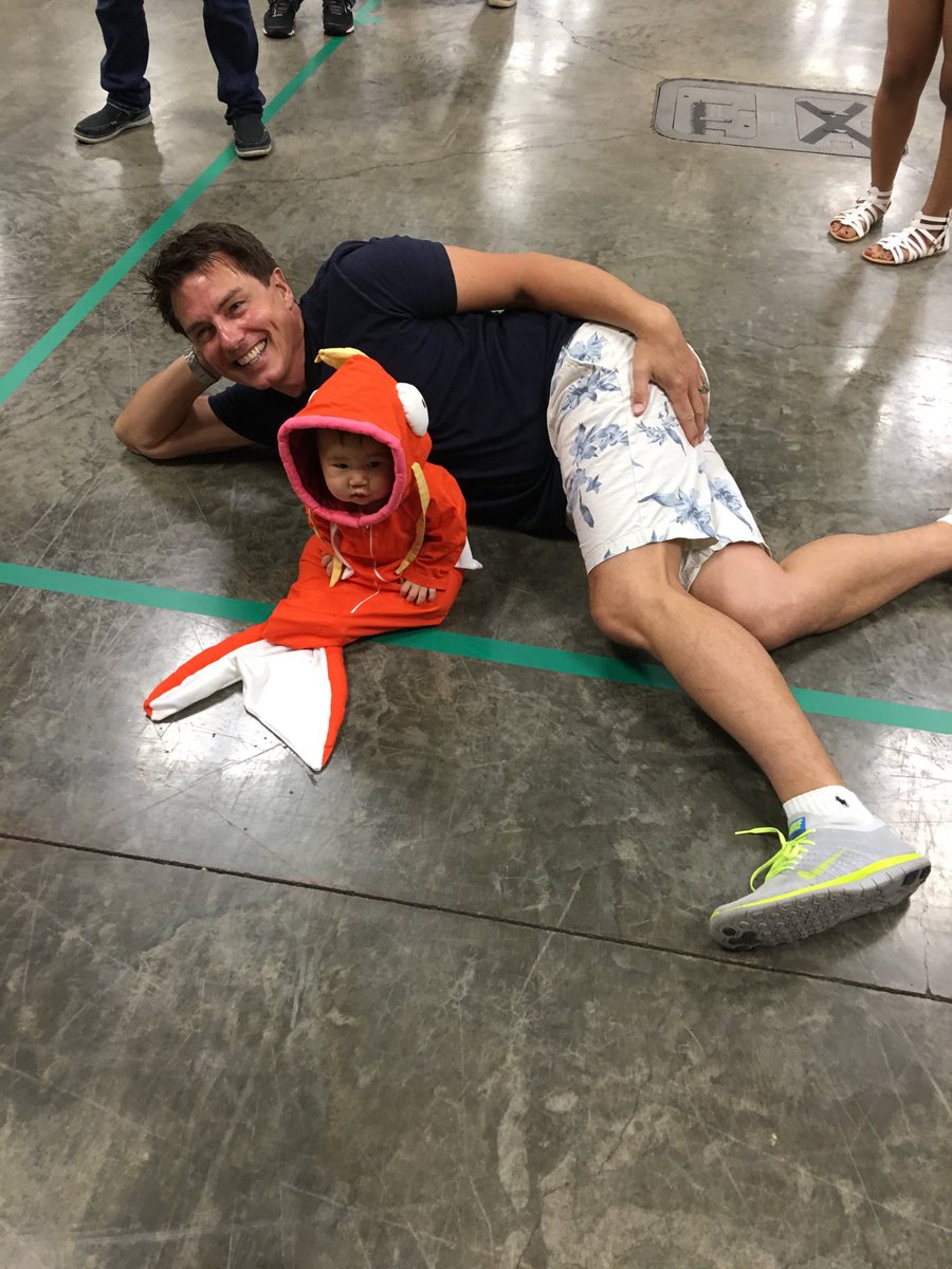 Forget No Face, because there's a baby with a super cute Magikarp cosplay!  - Photo 4.