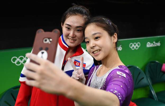 Khoảnh khắc VĐV Hàn Quốc và Triều Tiên chụp ảnh selfie tại Olympic được chia sẻ rần rần trên mạng - Ảnh 1.