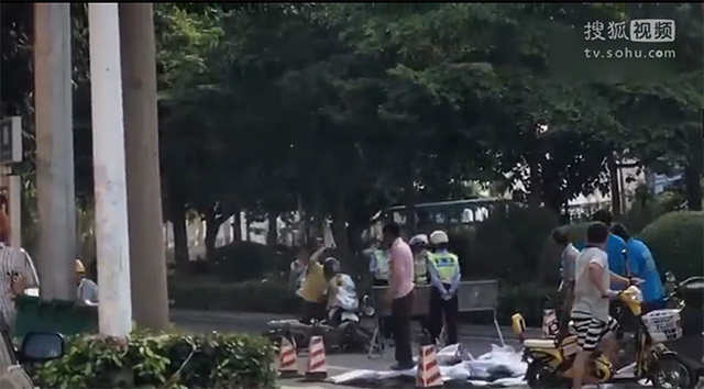 Bị cảnh sát giao thông tóm, thanh niên Trung Quốc tức tối dùng búa đập luôn xe máy - Ảnh 4.