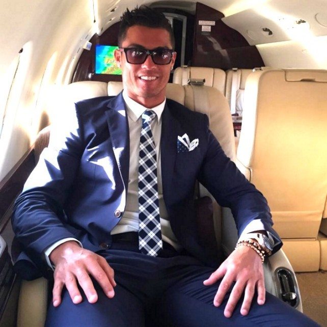 Chàng trai Việt - Bạn là một chàng trai Việt, đam mê sống ảo và đặc biệt là Cristiano Ronaldo? Hãy cùng xem ngay những hình ảnh ấn tượng về CR7 và cảm nhận một không gian sống ảo thật sinh động và đầy phong cách.