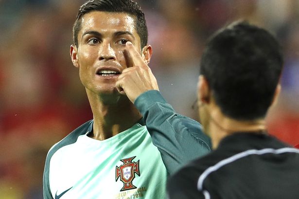 Ronaldo lại bị ném đá vì màn trình diễn tàng hình trước Croatia - Ảnh 1.