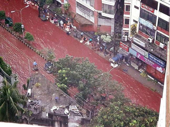 Đường phố nhuộm màu đỏ máu trong lễ hiến sinh của người Hồi giáo khiến ai cũng phải rùng mình - Ảnh 2.