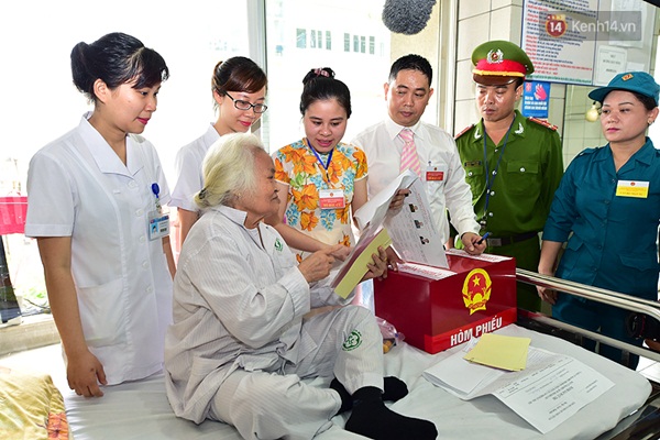 H&ograve;m phiếu di động gi&uacute;p bệnh nh&acirc;n bầu cử ngay tại giường bệnh - Ảnh 2.