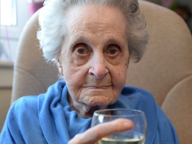 Hút 20 điếu thuốc mỗi ngày suốt 75 năm nay, cụ bà 102 tuổi vẫn khỏe re - Ảnh 1.