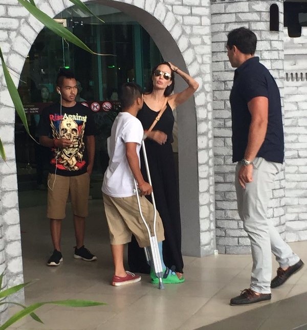 Rộ tin Angelina Jolie tán tỉnh người khác, khiến quan hệ với Brad Pitt lục đục - Ảnh 3.