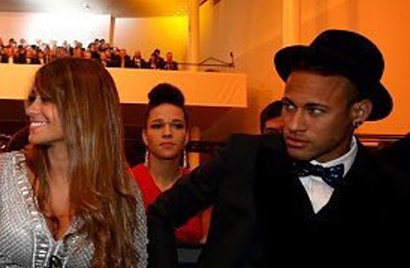 Phản ứng bá đạo của Neymar khi Ronaldo cầm tay vợ Messi - Ảnh 3.