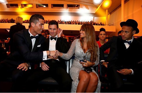 Phản ứng bá đạo của Neymar khi Ronaldo cầm tay vợ Messi - Ảnh 2.