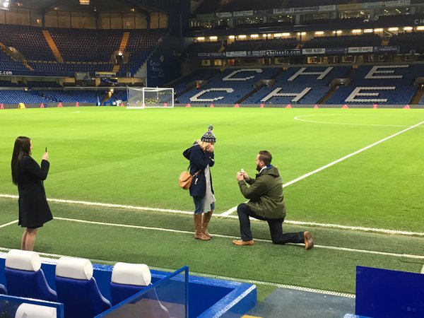 Màn cầu hôn lãng mạn trên sân Stamford Bridge - Ảnh 1.
