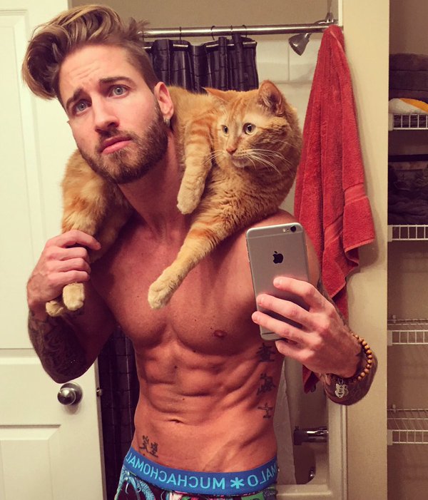 Trai đẹp này đã gây sốt Instagram vì tập thể dục cùng... mèo cưng! - Ảnh 13.