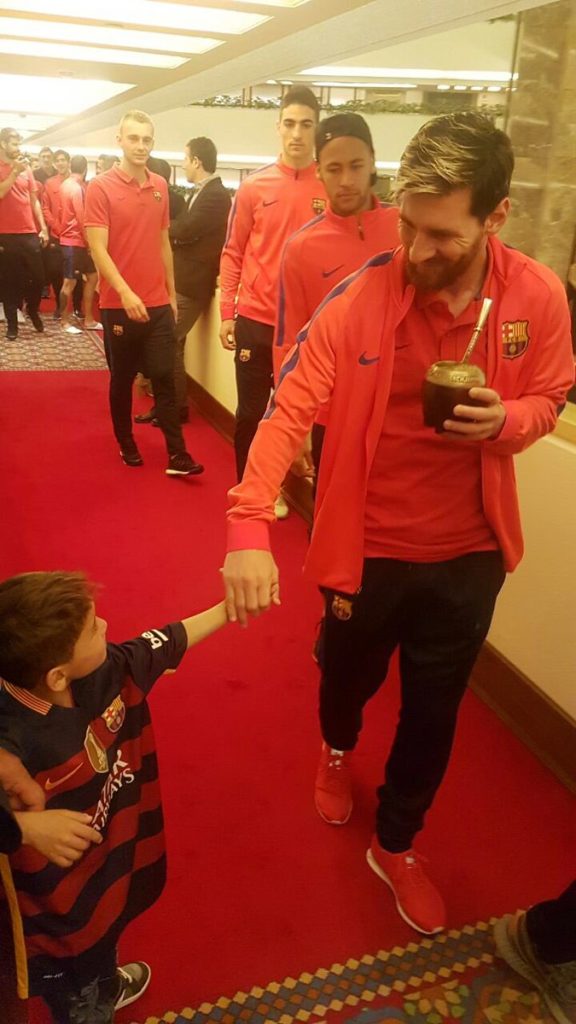 Cái kết trong mơ của cậu bé nghèo lấy túi nilon làm áo đấu Messi - Ảnh 4.