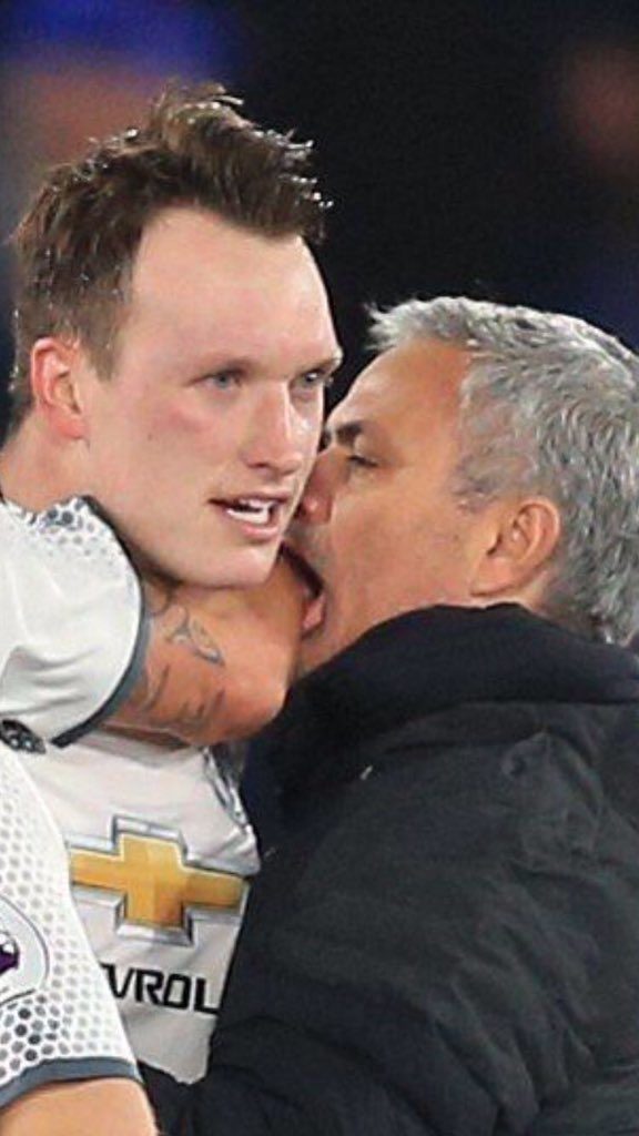 Mourinho hôn lên cánh tay đầy hình xăm của Ibrahimovic - Ảnh 2.