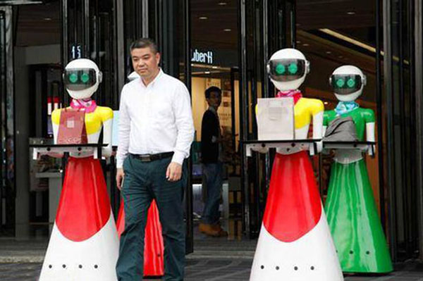 Đi mua sắm, đại gia Trung Quốc điều 8 em robot theo xách đồ - Ảnh 1.