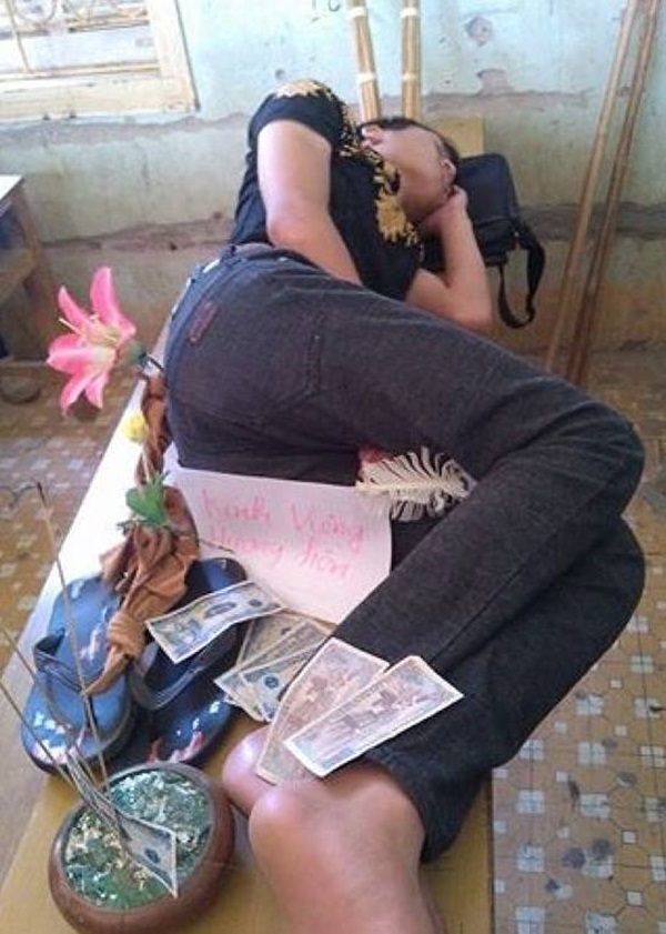20 nạn nh&acirc;n của tr&ograve; đ&ugrave;a Đừng ngủ khi lũ bạn c&ograve;n thức - Ảnh 12.
