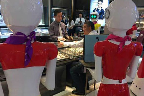 Đi mua sắm, đại gia Trung Quốc điều 8 em robot theo xách đồ - Ảnh 2.