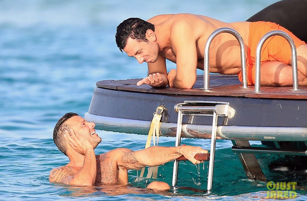 Ricky Martin kể về khoảnh khắc đ&aacute;ng y&ecirc;u khi cầu h&ocirc;n ch&agrave;ng họa sĩ điển trai - Ảnh 5.