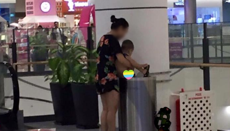 Cảnh tượng phản cảm: Bà mẹ cho con đi vệ sinh vào thùng rác ở Aeon Mall Long Biên - Ảnh 1.