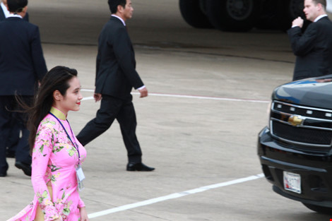 H&igrave;nh ảnh xinh đẹp của c&ocirc; g&aacute;i tặng hoa sen cho Tổng thống Obama tại T&acirc;n Sơn Nhất - Ảnh 2.