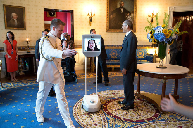 Điểm danh loạt thiết bị công nghệ từng trên tay Tổng thống Obama - Ảnh 7.