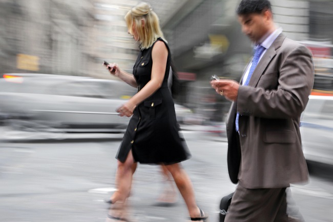 Úc đặt riêng đèn giao thông dưới mặt đất cho con nghiện smartphone - Ảnh 2.