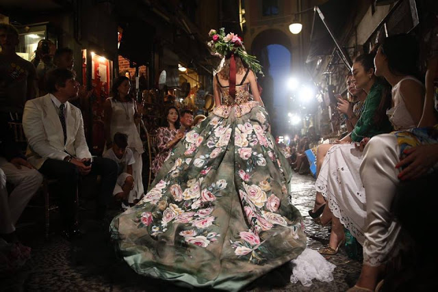 Dolce&Gabbana tổ chức lễ hội, cho đăng quang luôn Hoa hậu trên sàn diễn - Ảnh 12.