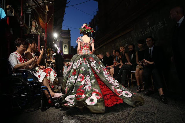 Dolce&Gabbana tổ chức lễ hội, cho đăng quang luôn Hoa hậu trên sàn diễn - Ảnh 13.