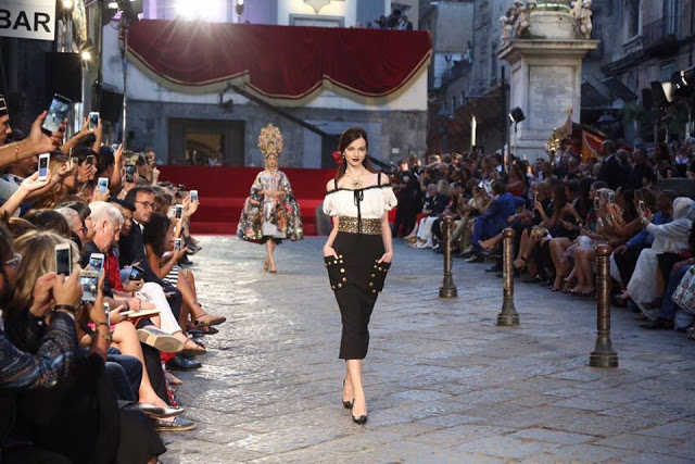 Dolce&Gabbana tổ chức lễ hội, cho đăng quang luôn Hoa hậu trên sàn diễn - Ảnh 14.