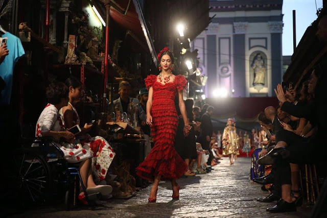 Dolce&Gabbana tổ chức lễ hội, cho đăng quang luôn Hoa hậu trên sàn diễn - Ảnh 15.