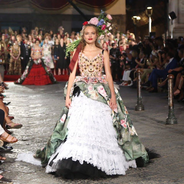 Dolce&Gabbana tổ chức lễ hội, cho đăng quang luôn Hoa hậu trên sàn diễn - Ảnh 10.