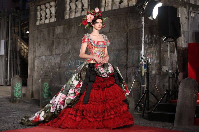 Dolce&Gabbana tổ chức lễ hội, cho đăng quang luôn Hoa hậu trên sàn diễn - Ảnh 11.