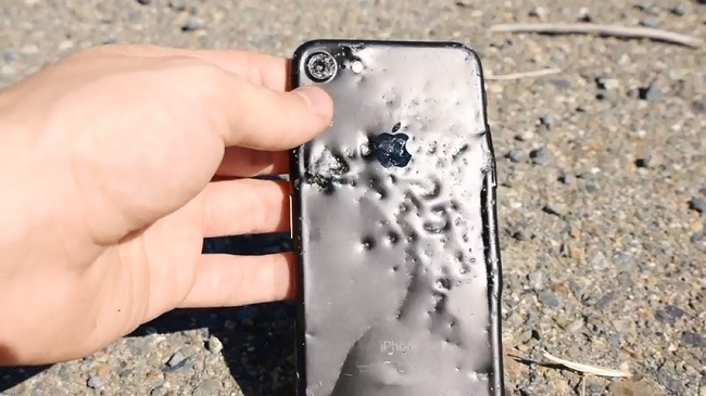 Rảnh rỗi sinh nông nổi, thanh niên đem iPhone 7 nghịch với thuốc nổ và cái kết đắng lòng - Ảnh 8.