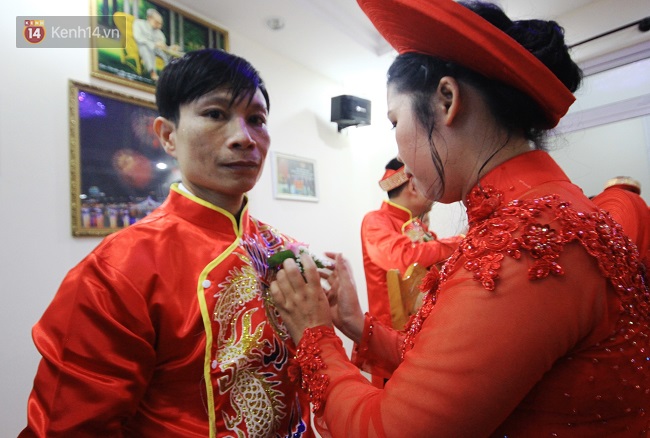 Lãng mạn đám cưới tập thể dưới mưa của các cặp đôi công nhân nghèo ở Đà Nẵng - Ảnh 11.