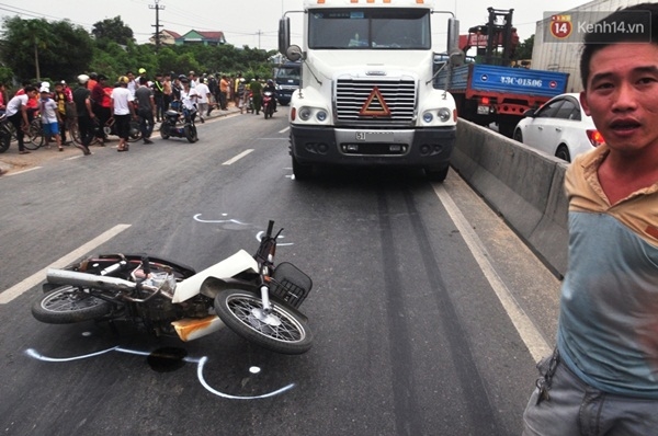 Hàng chục hành khách hoảng loạn sau tai nạn liên hoàn, quốc lộ 1A bị ách tắc hàng giờ - Ảnh 1.