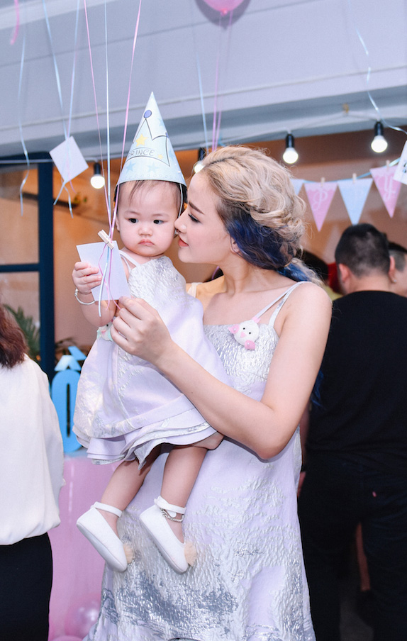 Maya diện đầm đ&ocirc;i với con g&aacute;i trong tiệc mừng sinh nhật - Ảnh 7.