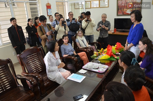 X&uacute;c động gi&acirc;y ph&uacute;t nữ b&aacute;c sỹ người Anh gặp lại ch&aacute;u b&eacute; được sinh ra ở độ cao 10.000 m&eacute;t - Ảnh 5.