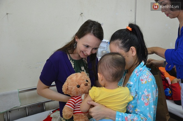 X&uacute;c động gi&acirc;y ph&uacute;t nữ b&aacute;c sỹ người Anh gặp lại ch&aacute;u b&eacute; được sinh ra ở độ cao 10.000 m&eacute;t - Ảnh 3.