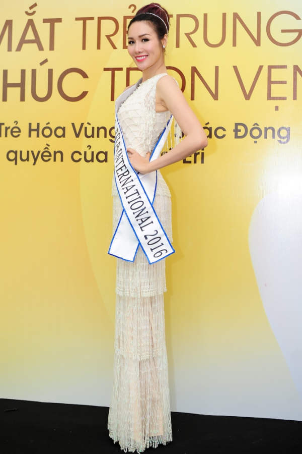 Hồ Ngọc Hà cười hết cỡ khi chụp ảnh cùng banner của chính mình trong sự kiện - Ảnh 10.