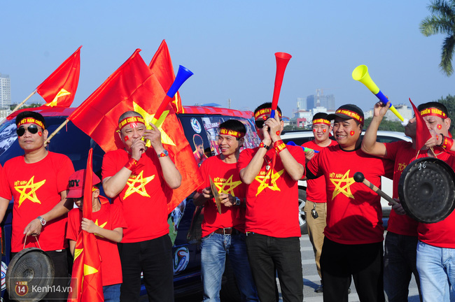 H&agrave;ng ng&agrave;n CĐV Việt Nam đang &ugrave;n &ugrave;n k&eacute;o về s&acirc;n Mỹ Đ&igrave;nh - Ảnh 2.