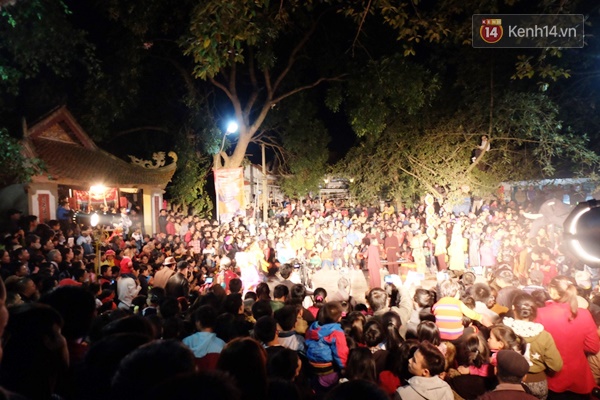 Hàng nghìn người dân chờ đến giờ xem lễ hội Linh tinh tình phộc ở Phú Thọ - Ảnh 1.