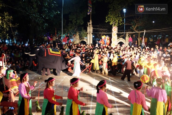 Hàng nghìn người dân chờ đến giờ xem lễ hội Linh tinh tình phộc ở Phú Thọ - Ảnh 4.