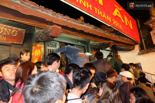 Trèo rào, tranh cướp hoa trên bàn thờ trong đêm khai ấn đền Trần - Ảnh 6.