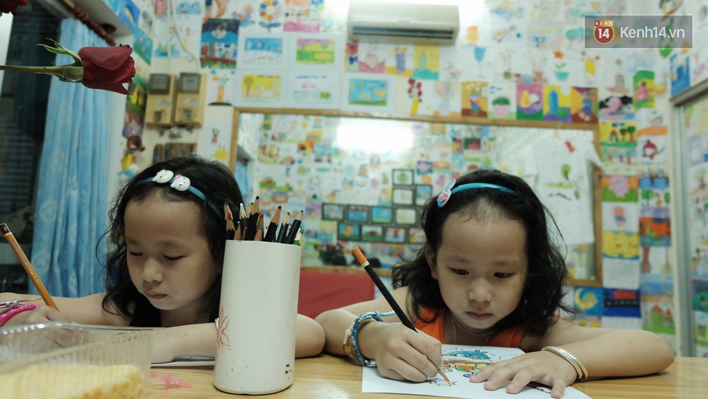 Gặp người đứng sau những bức tranh sắc màu trong ngõ hẻm Sài Gòn: nữ giáo viên dạy vẽ cho trẻ tự kỷ - Ảnh 12. Gặp người đứng sau những bức tranh sắc màu trong ngõ hẻm Sài Gòn: nữ giáo viên dạy vẽ cho trẻ tự kỷ - Ảnh 12.